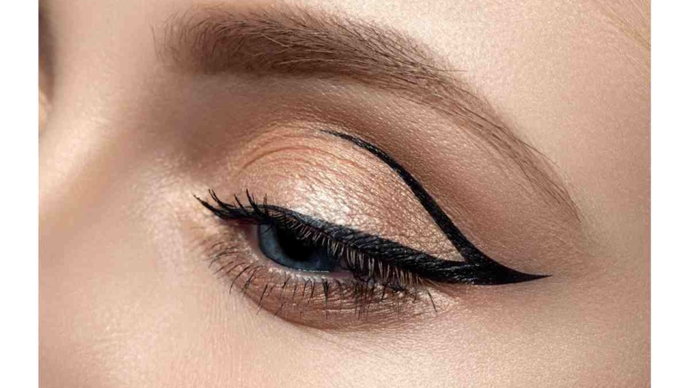 winged eyeliner